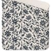 Dekbedovertrek met zwart-witte bloemenprint patroon.