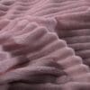 Zachte roze pluche stof met ribbelstructuur.