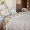 Bed met beige en witte dekbedhoes