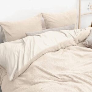 Neutrale beddengoedset met kussens en dekbedovertrek.