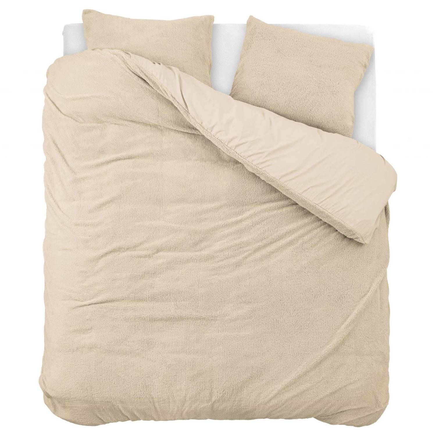 Beige dekbedovertrek met twee kussens opgemaakt.