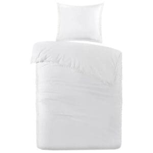 Wit dekbedovertrek met kussen tegen witte achtergrond.