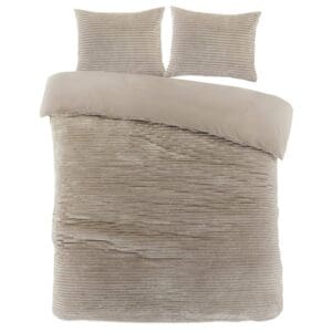 Crèmekleurige geribbelde dekbedovertrek en kussens op bed