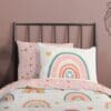 Kinderbed met regenboog en hartjesprint beddengoed