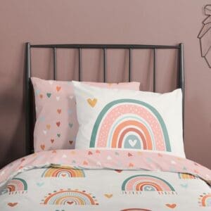 Kinderbed met regenboog en hartjesprint beddengoed