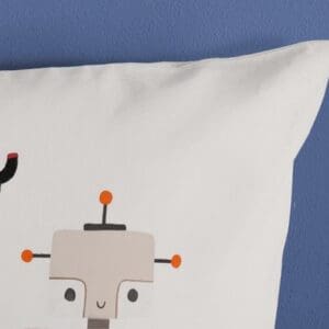 Kussensloop met schattige robotillustratie op blauwe achtergrond.