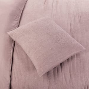 Roze fleece kussen en deken op bed
