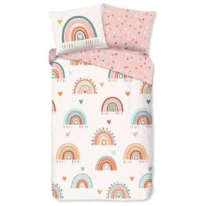 Dekbedovertrek met regenboog- en hartjesmotief.