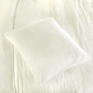 Wit kussen op een zacht bed.