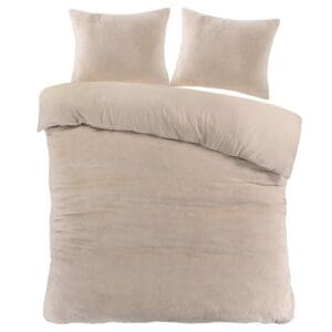 Beige dekbedovertrek met twee kussens op bed