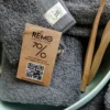 Grijze handdoek met 70% gerecycled katoen label.
