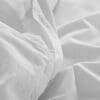 Witte katoenen stof met textuur en plooien