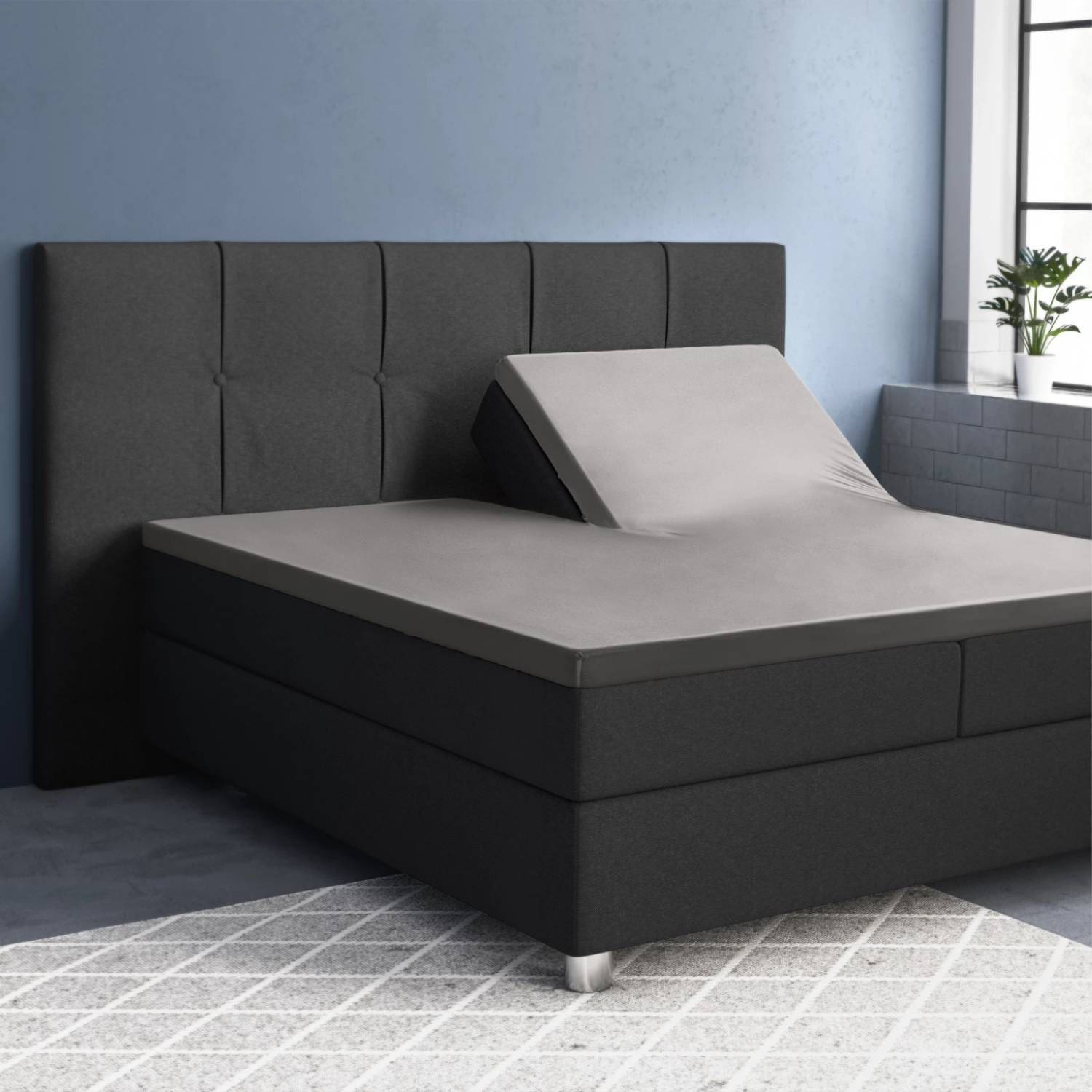 Donkergrijs verstelbaar bed in moderne slaapkamer