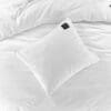 Wit kussen op een bed met beddengoed