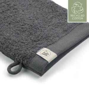 Grijze handdoek van gerecycled katoen met label.