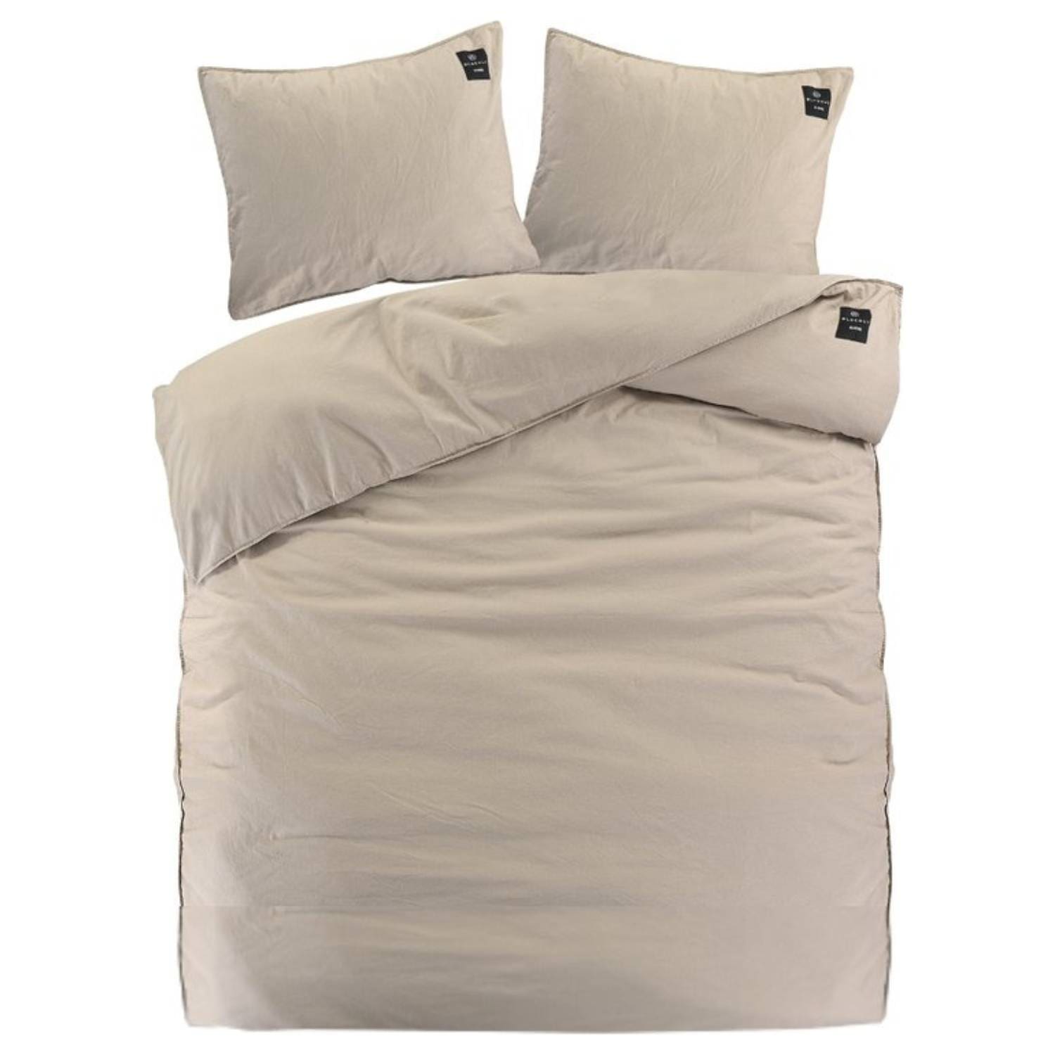 Beige dekbedovertrek met kussenslopen.