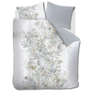 Bloemenprint dekbedovertrek op een bed.